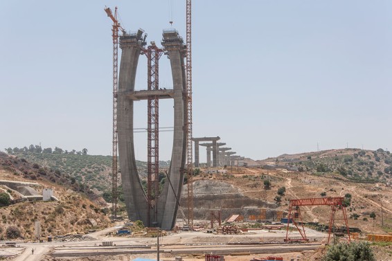 The artistic shape of the pylons also presented the Formwork Experts with some special challenges. The bridge pylons are each being formed with 40 units of Automatic climbing formwork SKE100 and around 220 elements of the large-area formwork Top 50 system.