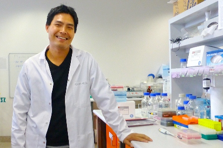 Dr. Nham Tran in laboratory (image credit: Pamela Ajuyah, University of Technology Sydney)