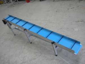Belt conveyor with cleats
