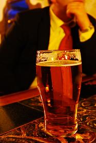 Men who regularly drink alcohol are said to lower their risk of heart disease.