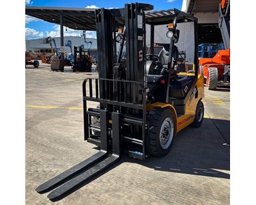UN Forklift - 3.5T Rough Terrain 4WD Forklifts | FD35T-DNJE1 4.0m Duplex