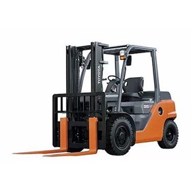 Engine Counterbalanced Forklifts | 3.5 - 5.0 Tonne 8-Series 4-Wheel