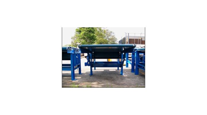 Heavy duty belt conveyor for pallet inspection