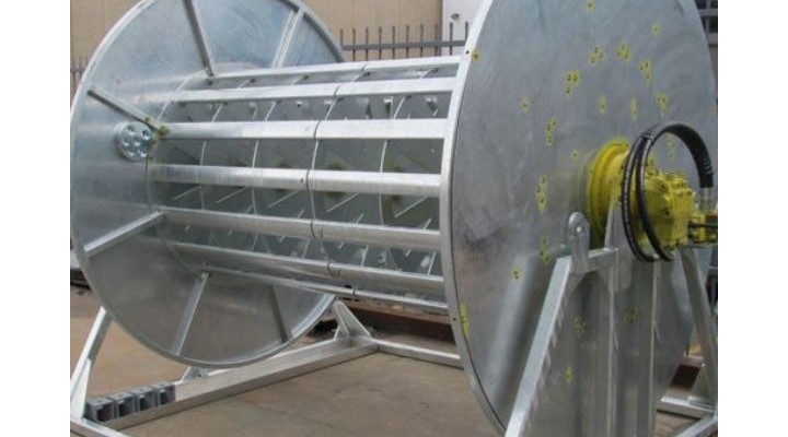 The reels are hot-dip galvanised for corrosion resistance.