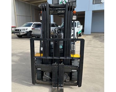 Komatsu - 3T Dual Fuel / Gas Forklift with Container Mast