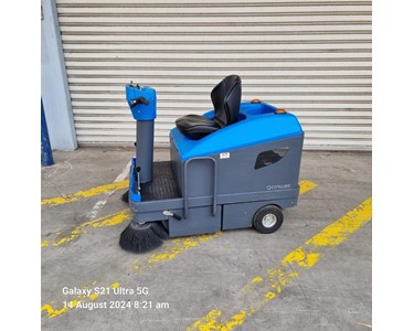 Conquest - (Used) Ride-on Industrial PB106E Sweeper