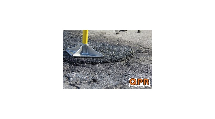 Fast and permanent pothole repair with QPR bagged asphalt