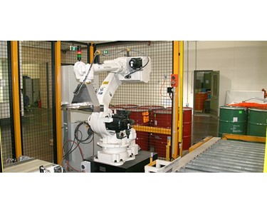 Pick and Place Robot in a packaging cell