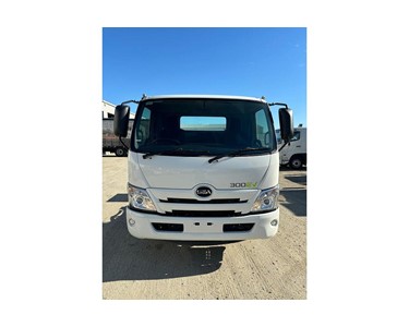 Hino - Used Electric Cab Chassis Truck | 300-85Ev in White