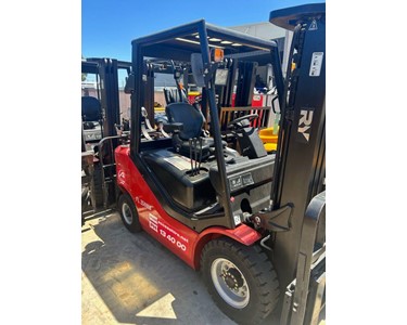 Royal Forklifts - 2.5T Dual Fuel Forklift | 4.5m Container Mast