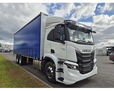 Iveco - Curtainsider Truck | S-Way AT230