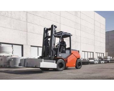 Toyota - 4-Wheel Battery Electric Forklift | 3.5 - 5.0 8FBMT 