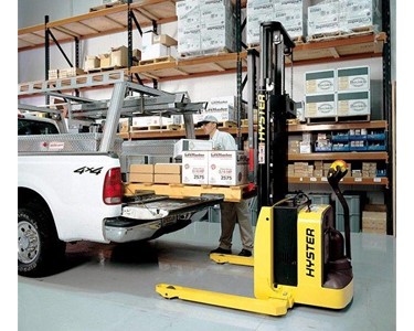Hyster - Walkie Straddle Stacker | W25–40ZA2 Series