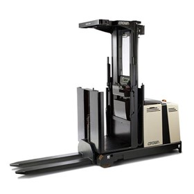 Mid-Level Order Picker with Lifting Forks