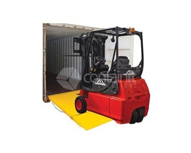 Self-Leveling Forklift Container Ramp