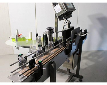 Baumann - Belt feed wrap around labeling system for cylindrical containers 