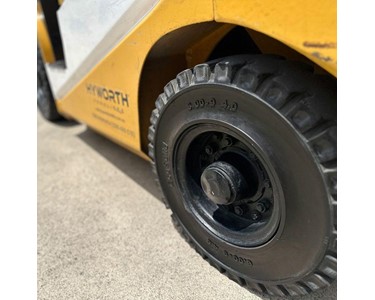 TCM - 2.5T Gas Forklift with 4.35m list - Container Mast FOR SALE