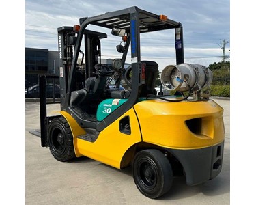 Komatsu - 3T Dual Fuel / Gas Forklift with Container Mast