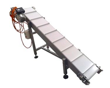 Inclined or declined belt conveyors
