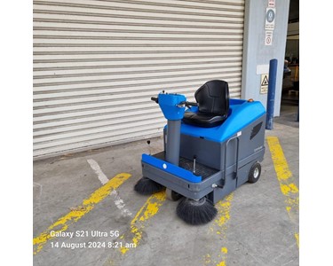 Conquest - (Used) Ride-on Industrial PB106E Sweeper