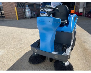 Conquest - (Refurbished) Industrial Ride-on PB111E Sweeper 