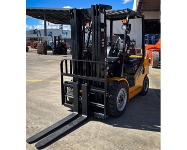 UN Forklift - 3.0T LPG/Petrol Forklifts | FD30T3F450SSFP 4.0m Duplex
