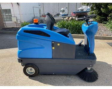 Conquest - (Refurbished) Industrial Ride-on PB111E Sweeper 