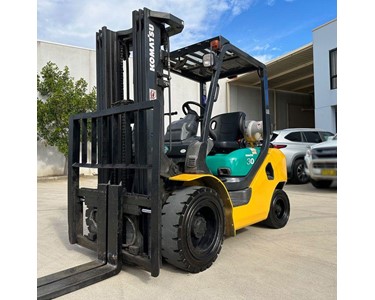 Komatsu - 3T Dual Fuel / Gas Forklift with Container Mast