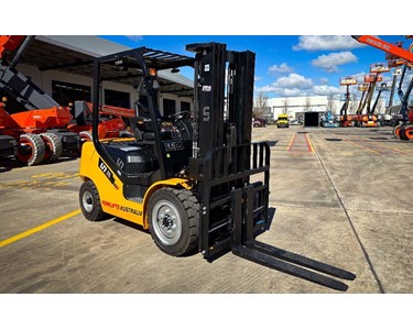 UN Forklift - 3.5T Diesel Forklift | FD35T-NJM1 4.5m Triplex
