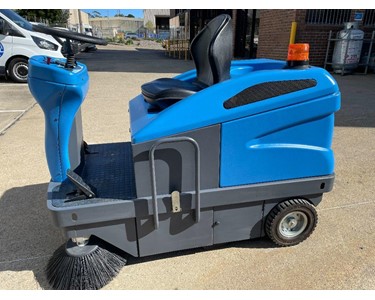 Conquest - (Refurbished) Industrial Ride-on PB111E Sweeper 