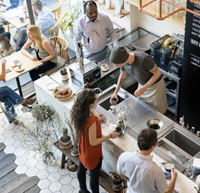Domestic tourists' appetite for dining a boon for local restaurants Domestic tourists' appetite for dining a boon for local restaurants
