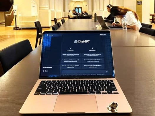 <div>T&ocirc;i đ&atilde; biến ChatGPT th&agrave;nh cỗ m&aacute;y sản phẩm số! Đ&acirc;y l&agrave; 8 Prompt gi&uacute;p biến thiết kế đơn giản th&agrave;nh sản phẩm h&aacute;i ra tiền!</div>
