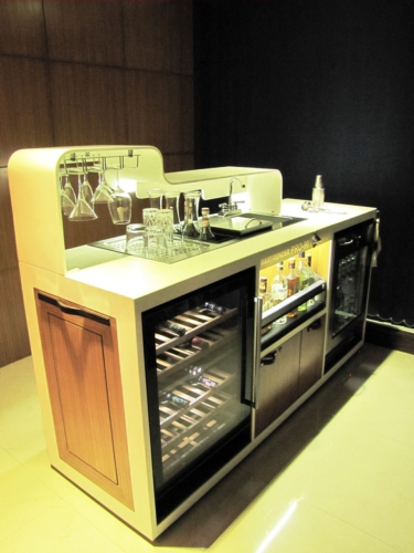 The BarTrender Pro is a fully-functional professional bar fitted with advanced bar equipment.