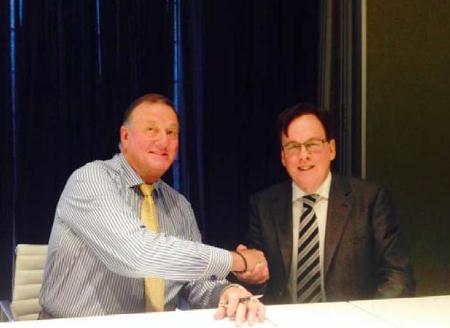 AHA President Peter Burnett and AAoA President Gary Crockett sign the joint venture deal.