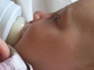 "Breastfeeding rates were higher among those babies whose mums first expressed their breast milk by hand than those who first used a breast pump."