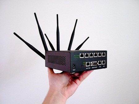 Wi-Fi IEEE 802.11n and ac use multiple antennas to increase throughput. (Image courtesy: Slurpr)