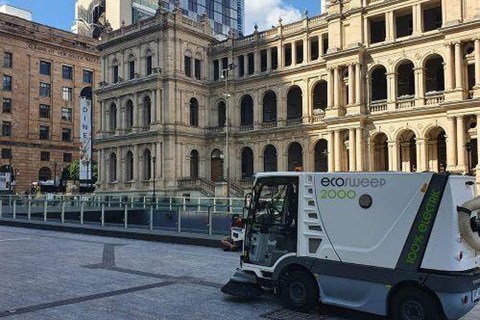 Zero-emission road sweeper
