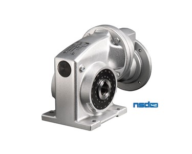 Worm gear units from the new SMI series – pictured: a model with an input stage – with larger output bearings and a very smooth aluminum housing.