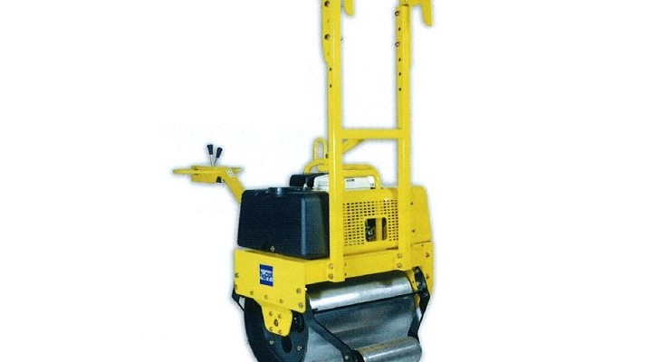 The ROL500S single-drum vibratory roller is compact and highly manoeuvrable.