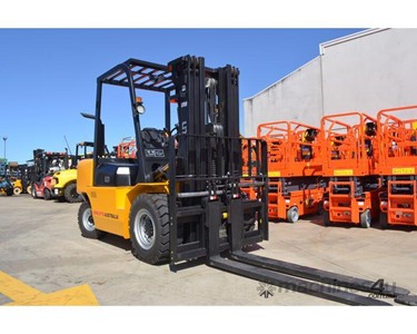 UN Forklift - 5T Diesel Forklift | FD50T-3F450SSFP  4.5m Triplex