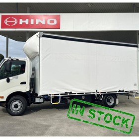 300 Series 921 Curtainsider Truck