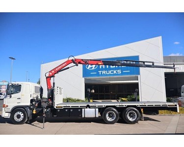 Hino - 2021 Used Crane Truck | FM 2628 with Traytop Body