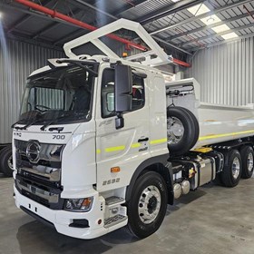 700 Series FS 2632 Tipper Truck (White)