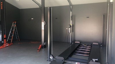 What Are the Differences Between 2 Post Hoists and 4 Post Hoists? (Apart From the Obvious)