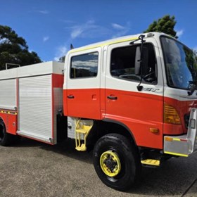 Used Service Body Truck | 2006 GT CREW C/CHAS 260HP Dual Cab 4x4