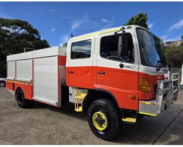 Hino - Used Service Body Truck | 2006 GT CREW C/CHAS 260HP Dual Cab 4x4