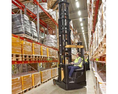 Cat - Sit-on Reach Truck  | 1.4-2.5T NR