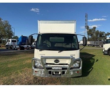 Hino - Used Pantech Truck | 300 Series 