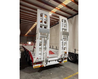 Stonestar - Used Tag Trailer | Tag/Plant Trailer with Ramps Tri-Axle