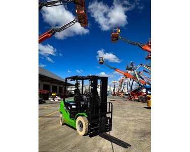 UN Forklift - 2.5T Lithium Forklifts | FB25-YNLZ2 4.5m Triplex